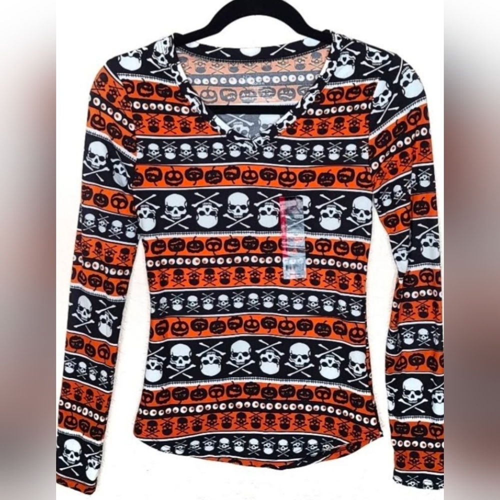 NOBO Halloween V-Neck Long Sleeve Tee has Skull & Cross Bones. SIZE LG.